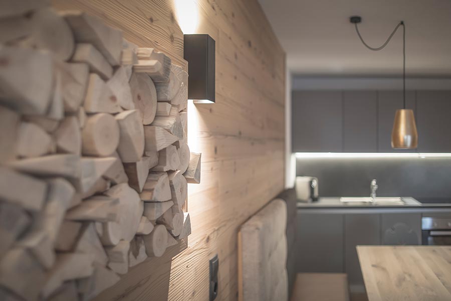 Pila di legno come decorazione dell'Appartamento E „my adventure"