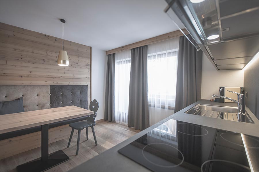 Tavolo nella cucina dell'Appartamento C „my happiness"