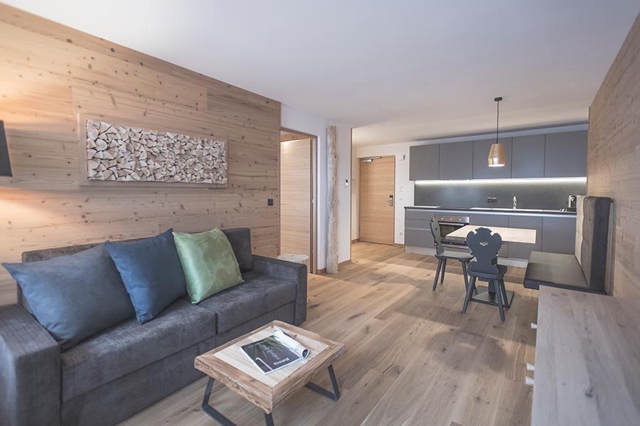 Zona giorno con divano e cucina dell'Appartamento D
„my nature"